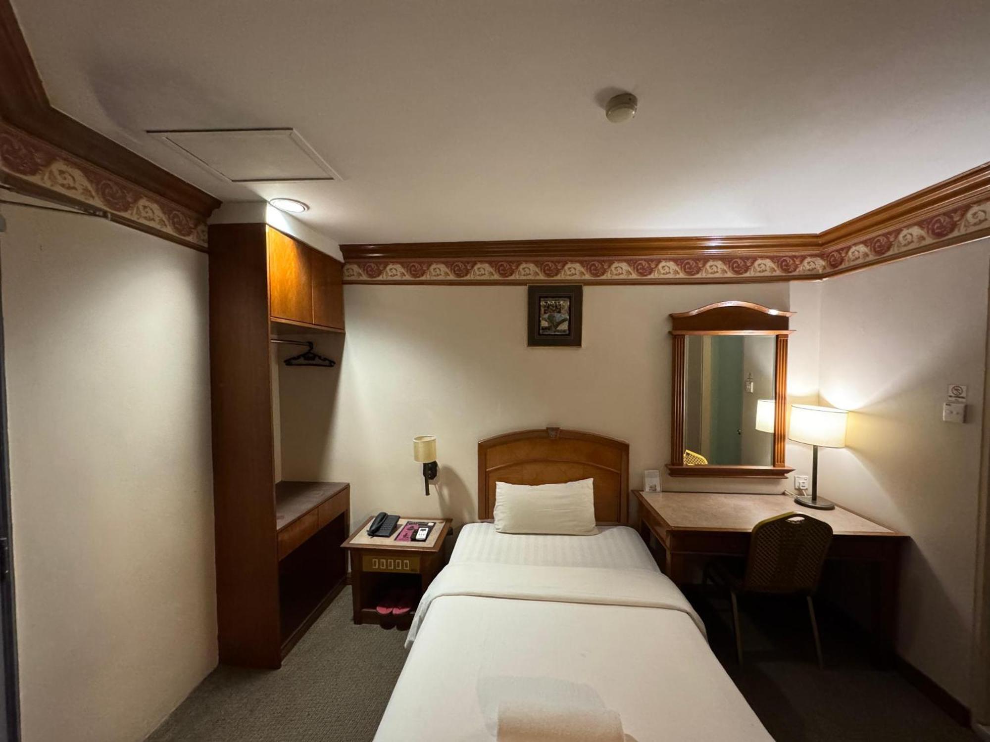 Hotel Deleeton Kota Kinabalu Esterno foto