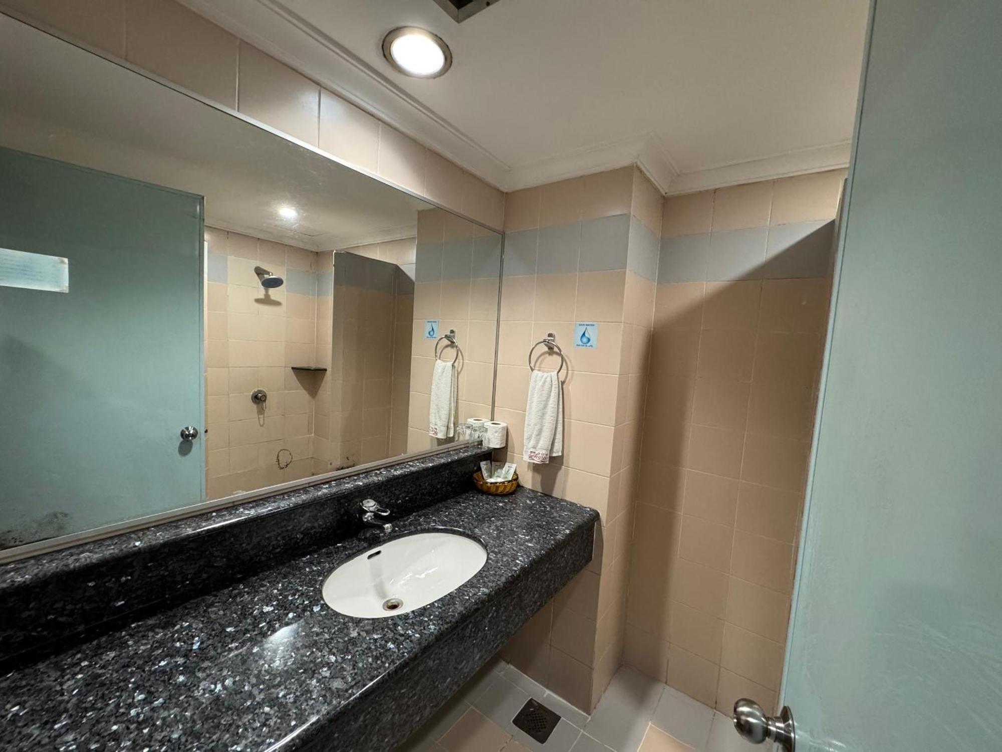 Hotel Deleeton Kota Kinabalu Esterno foto