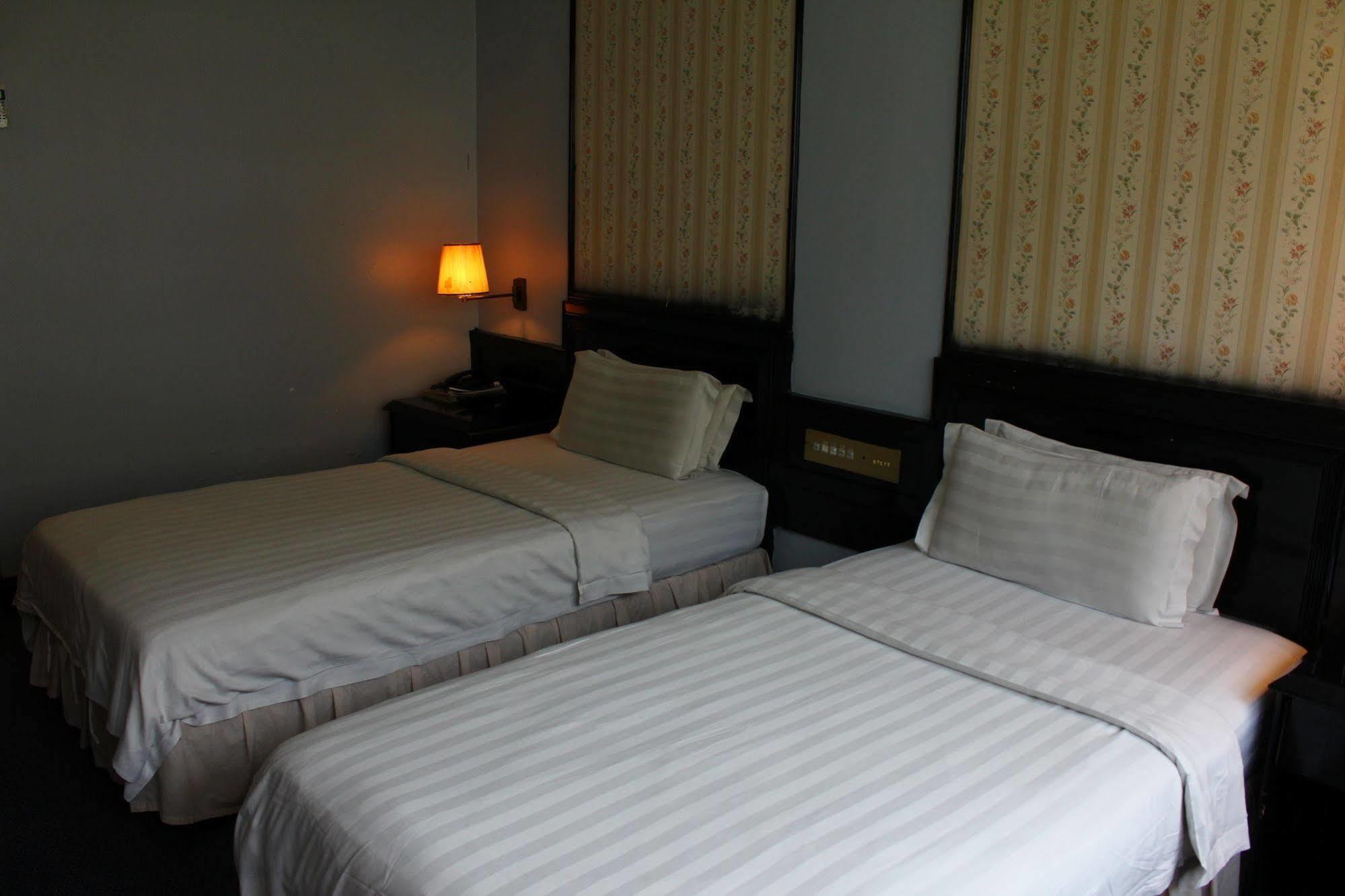 Hotel Deleeton Kota Kinabalu Esterno foto
