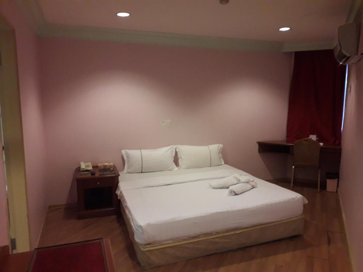 Hotel Deleeton Kota Kinabalu Esterno foto